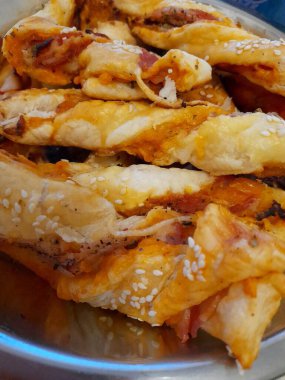 Pastırma ve peynir.