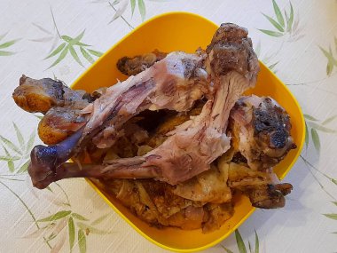 Sarı kasede tavuk budu.