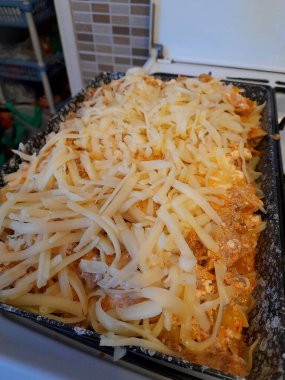 Rendelenmiş peynirli makarna güveci