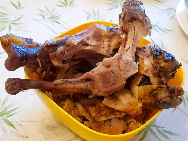 Sarı kasede tavuk budu.