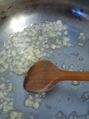 Tavada yağda doğranmış sarımsak.