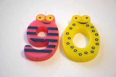 90 numaralı doğum günü mumunun beyaz arkaplanda fotokopi alanı ile yakın plan görüntüsü.