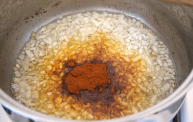 Kırmızı biber tozu serpilmiş, yağda doğranmış soğan, evde pişirilmiş geleneksel bir Macar yemeği tabanı..