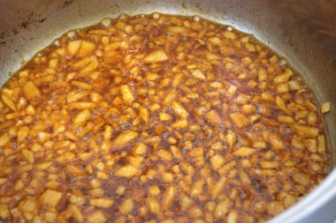 Kırmızı biber tozu serpilmiş, yağda doğranmış soğan, evde pişirilmiş geleneksel bir Macar yemeği tabanı..