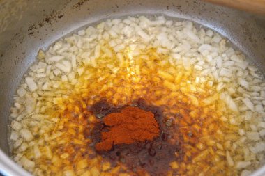 Kırmızı biber tozu serpilmiş, yağda doğranmış soğan, evde pişirilmiş geleneksel bir Macar yemeği tabanı..