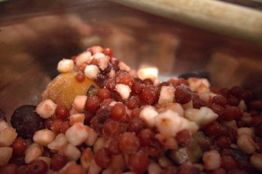 Geleneksel meyve çorbası yapmak için hazırlanmış donmuş meyvelerle dolu bir tencere. Yemek pişirmeden önce malzemelerin yakınlaştırılması.