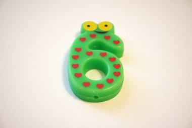 İzole edilmiş doğum günü mumu ve beyaz arka planda 6 numara var. Kopyalama alanı olan en küçük bileşim.