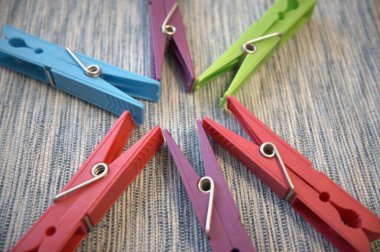 Mavi tekstil üzerinde renkli mandallar