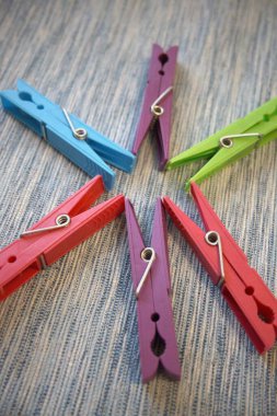 Mavi tekstil üzerinde renkli mandallar