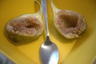 Sarı kasede iki yarım incir. Yaklaş.