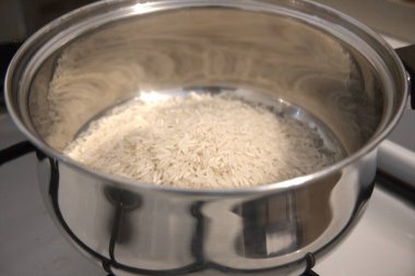 Yakın plan beyaz pirinç ocakta pişiyor..