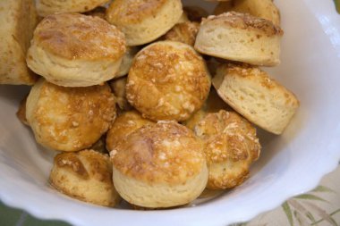 Taze pişmiş Macar peynirli çörekleri kasede servis edilir, geleneksel ev yapımı hamur işi..