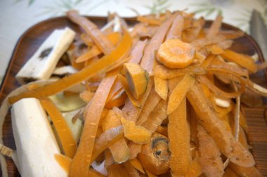 Ahşap tepsiye konmuş sebze kabukları ve kırıntılar gübre veya geri dönüşüm için organik atıklar..