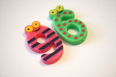 96 numaralı parti mumunun yakılması beyaz arkaplanda izole edilmiş, kopyalama alanı ile yakın plan.