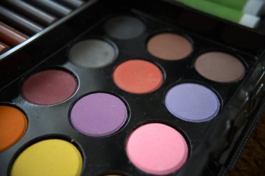 Bir palette canlı pigmentler gösteren suluboya resimlerin makro görüntüsü. Sanat, yaratıcılık ve resim malzemeleri kavramı.