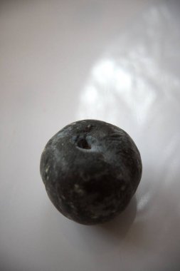 Olgun taze erik beyaz bir arkaplanda izole edilmiş fotokopi alanı, yakın plan..