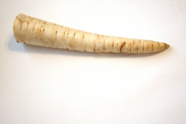 Beyaz arka planda yaban havucu kökü sebzesi..