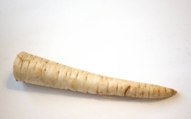 Beyaz arka planda yaban havucu kökü sebzesi..