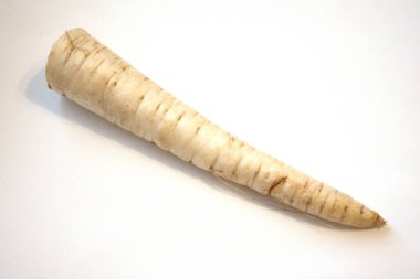 Beyaz arka planda yaban havucu kökü sebzesi..