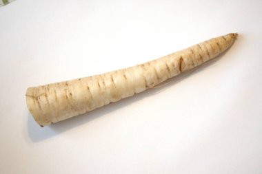 Beyaz arka planda yaban havucu kökü sebzesi..