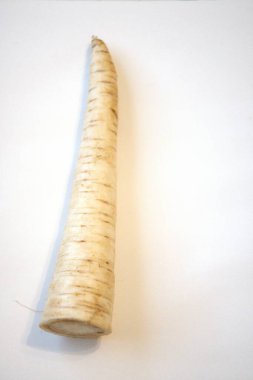 Beyaz arka planda yaban havucu kökü sebzesi..