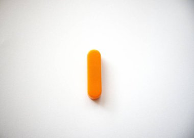 Bir numaralı turuncu temiz beyaz arkaplanda kopya alanı ile izole edilmiş..