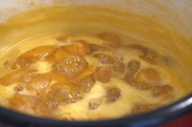 Geleneksel ev yapımı hazırlık sırasında tencerede taze kayısı reçeli..