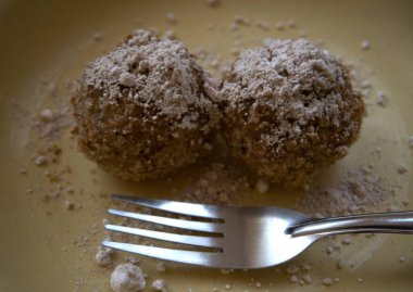 Geleneksel Macar tatlıları, çatalla servis edilen iki erikli börek. Yakın çekim..