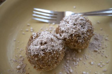 Geleneksel Macar tatlıları, çatalla servis edilen iki erikli börek. Yakın çekim..