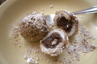 Geleneksel Macar erikli böreğinin bir tabakta kesilip açılışı. Tatlı meyve dolgusu görünür.