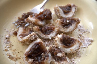 Geleneksel Macar erikli böreğinin bir tabakta kesilip açılışı. Tatlı meyve dolgusu görünür.