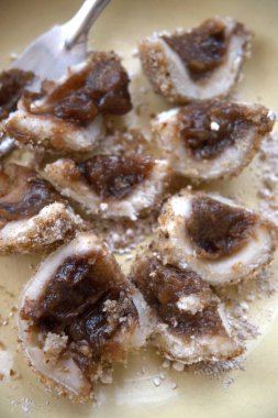 Geleneksel Macar erikli böreğinin bir tabakta kesilip açılışı. Tatlı meyve dolgusu görünür.