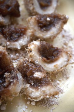 Geleneksel Macar erikli böreğinin bir tabakta kesilip açılışı. Tatlı meyve dolgusu görünür.