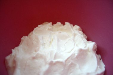 Fotokopi alanı olan pembe bir kasede servis edilen ekşi krema yakın plan, aşçılık ve yemek tarifi kullanımı için ideal..