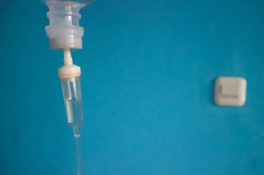 Hastanedeki hastaya serum fizyolojik (serum) verilsin. Tuz Çözümünün Düşüşü
