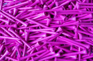 Bir yığın neon pembe golf tişörtü.