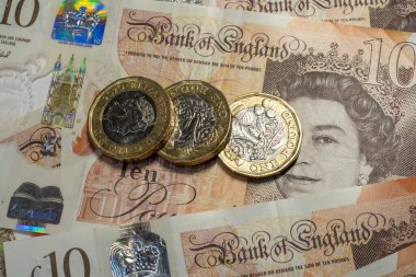 On sterlinlik banknotun üzerindeki üç paundluk yakın plan görüntüsü.