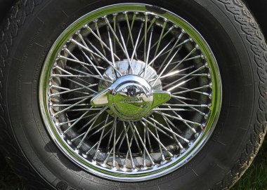 1968 model bir Jaguar arabasının tekerlek kenarının yakın plan görüntüsü..