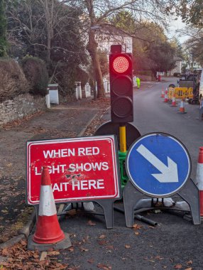 Yol işyerindeki trafik ışıkları, kırmızı ışık yanıyor.