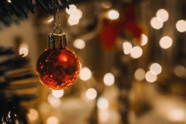 El yapımı Tahta Noel İsa 'nın Doğumu Sahnesi Işıklar ve Çam Ağacı Festivali Dekoru ve Sıcak Dilekler. Yüksek kalite fotoğraf