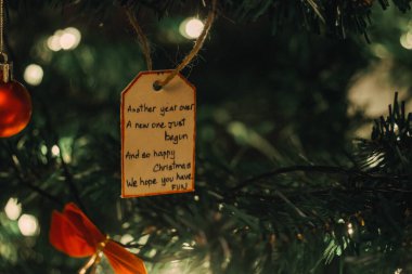 El yapımı Tahta Noel İsa 'nın Doğumu Sahnesi Işıklar ve Çam Ağacı Festivali Dekoru ve Sıcak Dilekler. Yüksek kalite fotoğraf