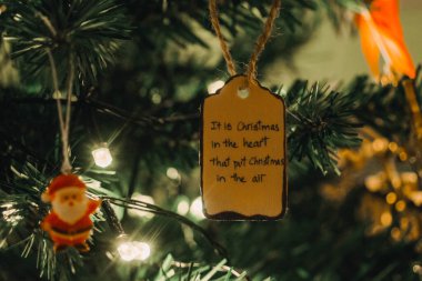 El yapımı Tahta Noel İsa 'nın Doğumu Sahnesi Işıklar ve Çam Ağacı Festivali Dekoru ve Sıcak Dilekler. Yüksek kalite fotoğraf