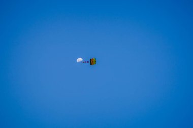 Açık Gökyüzü Altında Uçurtma Uçuran Çocuklar. Barışçıl ve Neşeli Açık Hava Sahnesi. Yüksek kalite fotoğraf