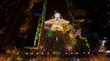 Noel 'de Binh An Kilisesi Uçan Kamera Görünümü Çarpıcı Şenlik Işığı