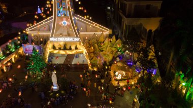 Noel 'de Binh An Kilisesi Uçan Kamera Görünümü Çarpıcı Şenlik Işığı
