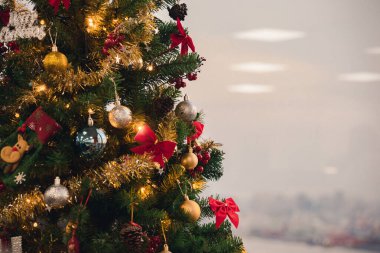 Noel Ağacı Doğum Sahnesi ve Noel Baba 'yla Ofis Şenlik Atmosferinde Balon Dekorasyonu. Yüksek kalite fotoğraf