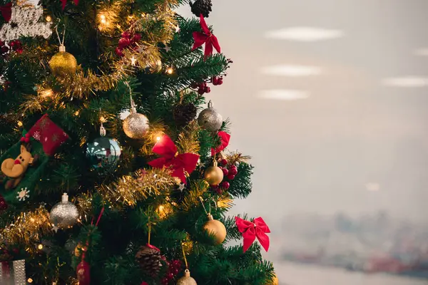 Noel Ağacı Doğum Sahnesi ve Noel Baba 'yla Ofis Şenlik Atmosferinde Balon Dekorasyonu. Yüksek kalite fotoğraf