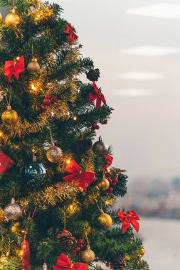 Noel Ağacı Doğum Sahnesi ve Noel Baba 'yla Ofis Şenlik Atmosferinde Balon Dekorasyonu. Yüksek kalite fotoğraf