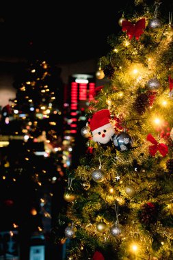 Noel Ağacı Doğum Sahnesi ve Noel Baba 'yla Ofis Şenlik Atmosferinde Balon Dekorasyonu. Yüksek kalite fotoğraf