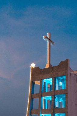 Gün batımında Mavi ve Pembe Gökyüzü ile Binh Kilisesi Huzurlu bir atmosfer Oluşturuyor